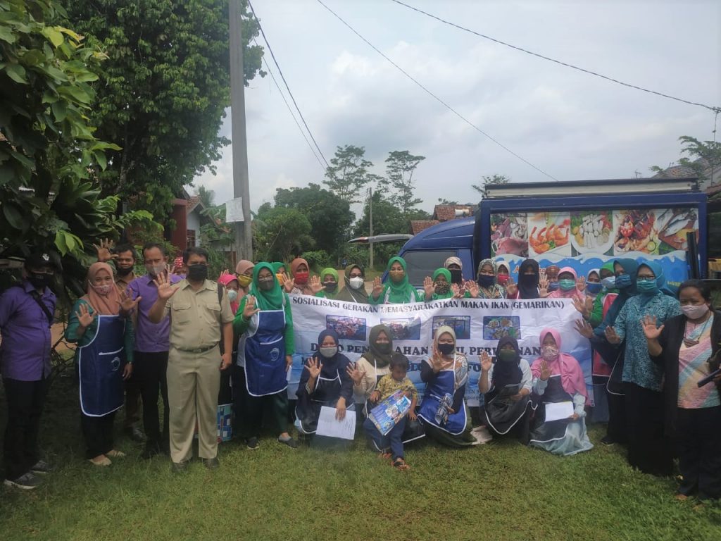 Dinas Perikanan dan Peternakan bekerjasama dengan Tim Pokja III TP PKK Kabupaten Bogor, melaksanakan demo olahan serba ikan dan Gerakan Masyarakat Makan Ikan (Gemarikan) dan membagikan 200 paket, bagi balita stunting, ibu hamil dan ibu menyusui di Desa Tegal Kecamatan Kemang