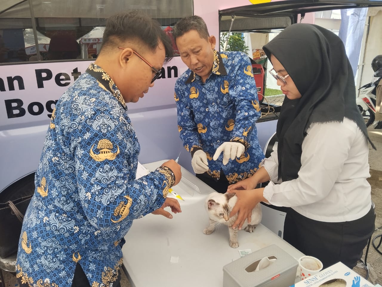 Vaksinasi Rabies dan Pengobatan Hewan Gratis dalam Rangka HJB Ke 543
